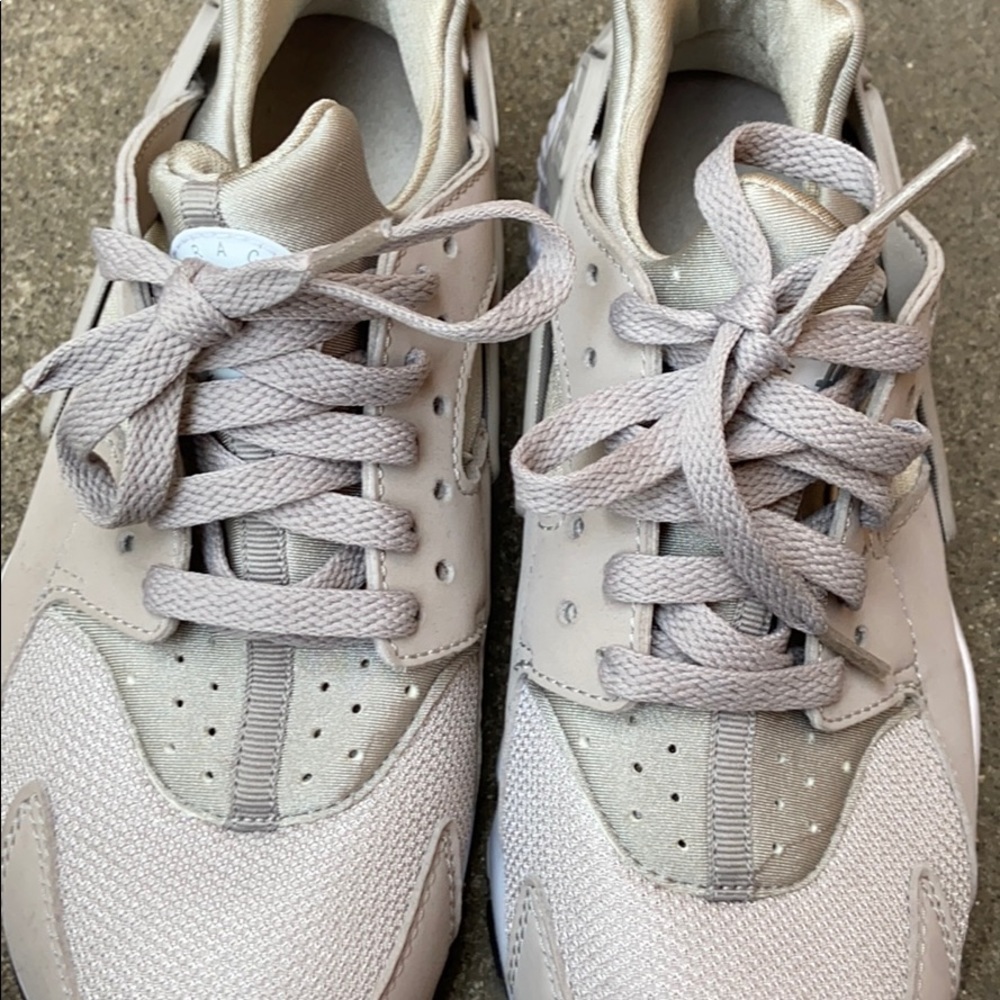 Nike - Picture 2 of 6
